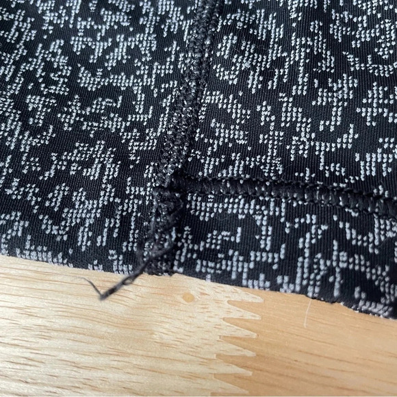 Athleta Ultimate Stash Pocket Textured 7/8 Tight - 29293 - Picture 16 of 16